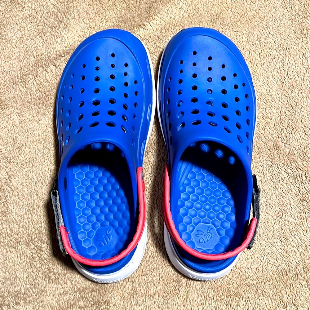 Joybees W7 M9 red and blue sandals